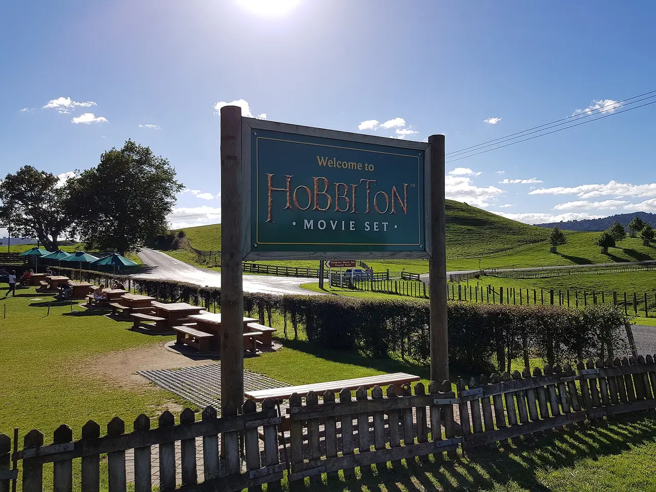 ป้าย Hobbiton Movie Set ภาพถ่ายจาก Wikimedia Commons