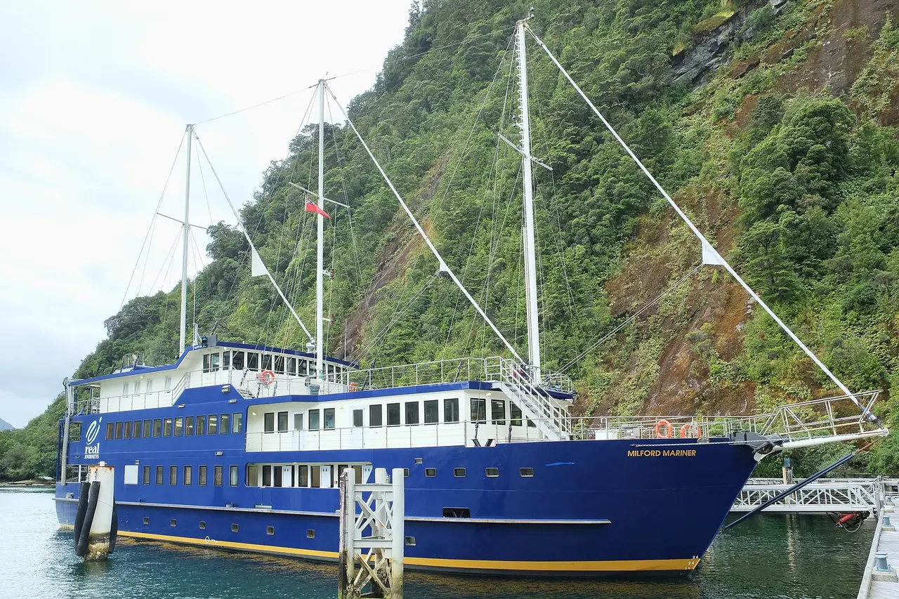 เรือ Milford Mariner ที่ท่าเรือมิลฟอร์ดซาวด์ ภาพถ่ายจาก Wikimedia Commons