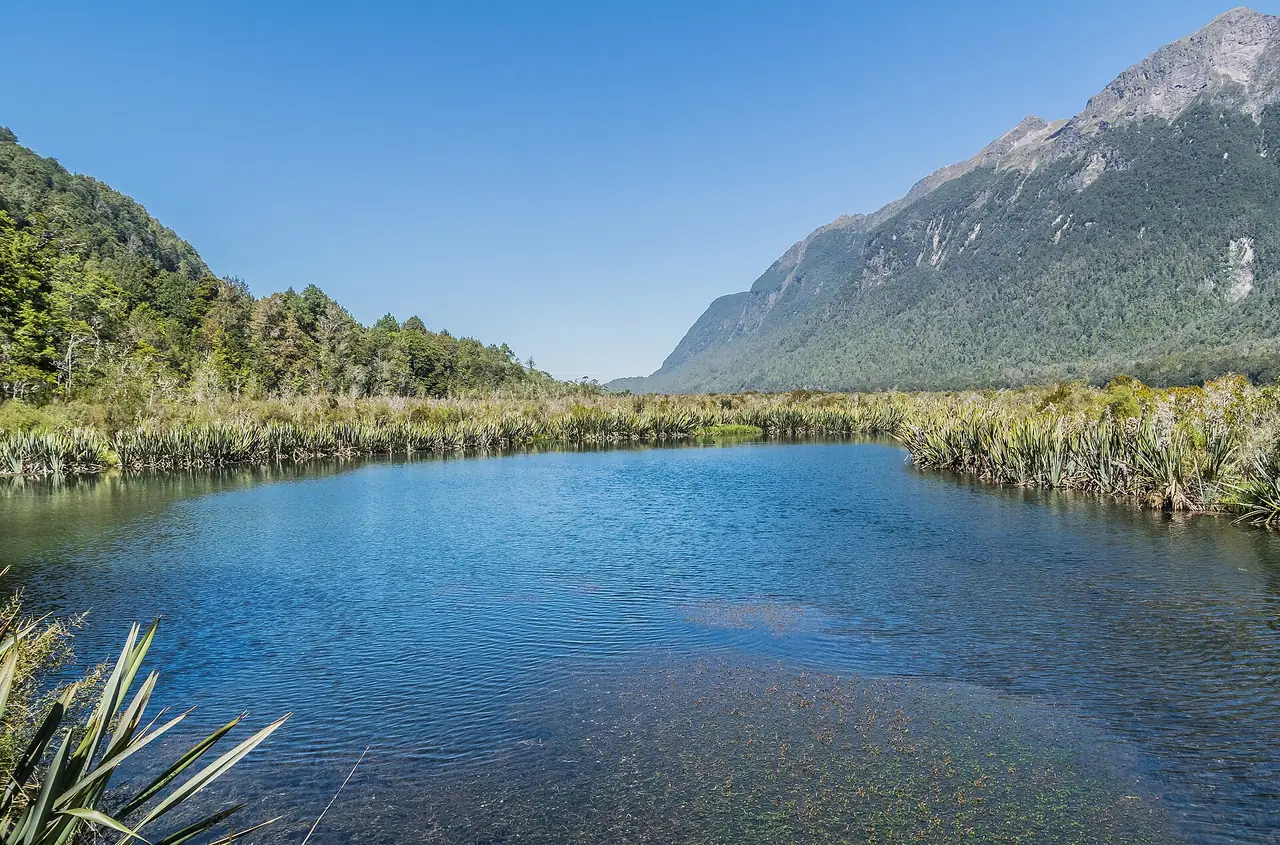 Mirror Lakes ข้างถนน Milford ภาพถ่ายจาก Wikimedia Commons