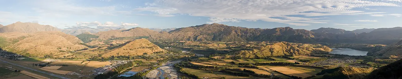 เทือกเขา The Remarkables ใกล้ควีนส์ทาวน์ ภาพถ่ายจาก Wikimedia Commons