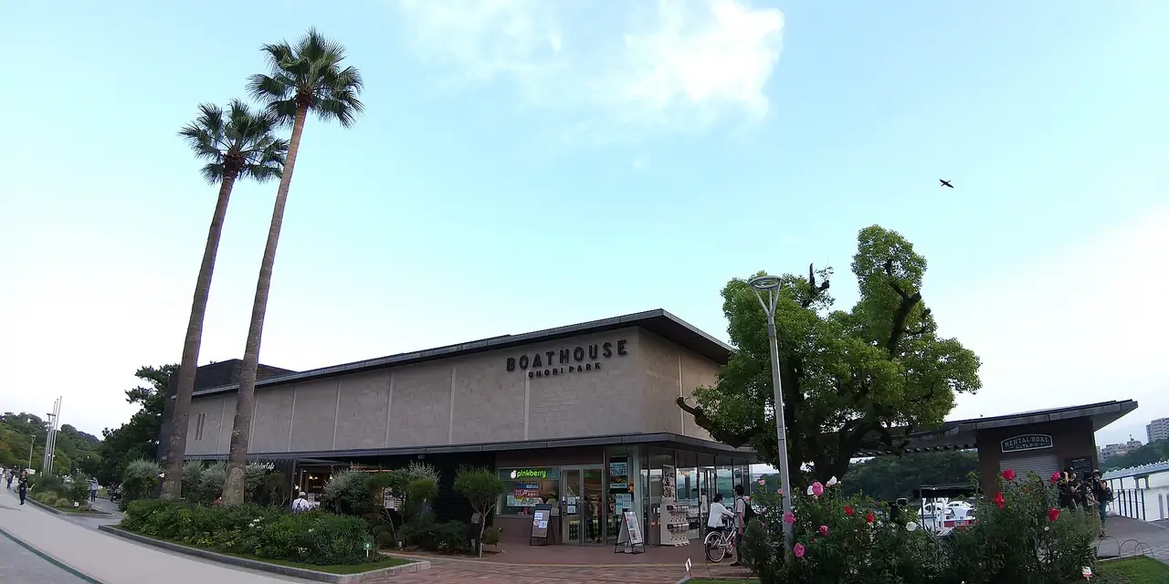 Boathouse Ohori Park อาคารริมสระที่มีบริการเช่าเรือและร้านอาหาร