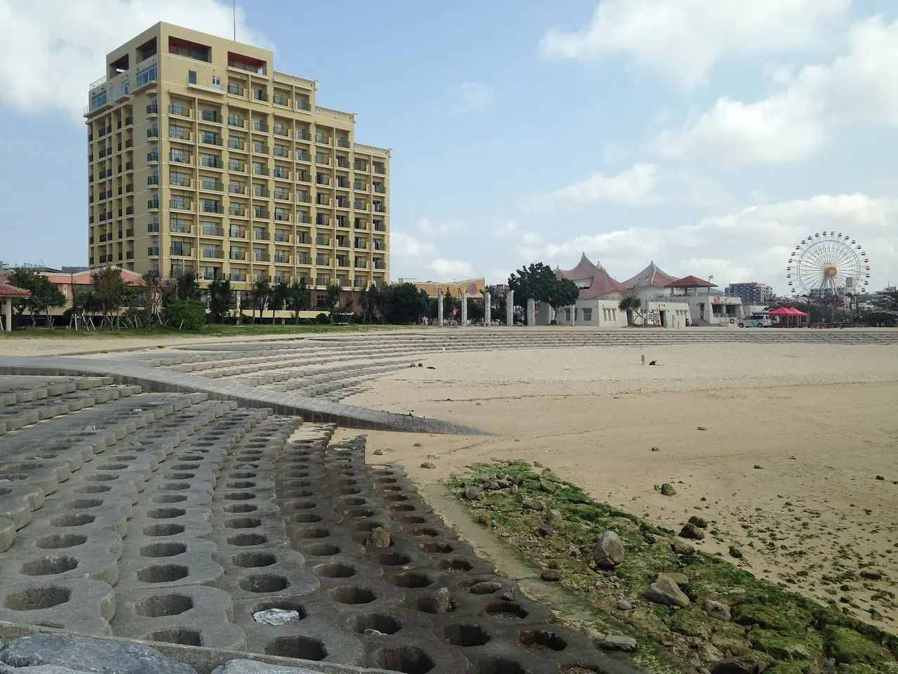 ชายหาดชาตังซันเซ็ตบีชและโรงแรมริมหาด ย่านตอนกลางของเกาะ