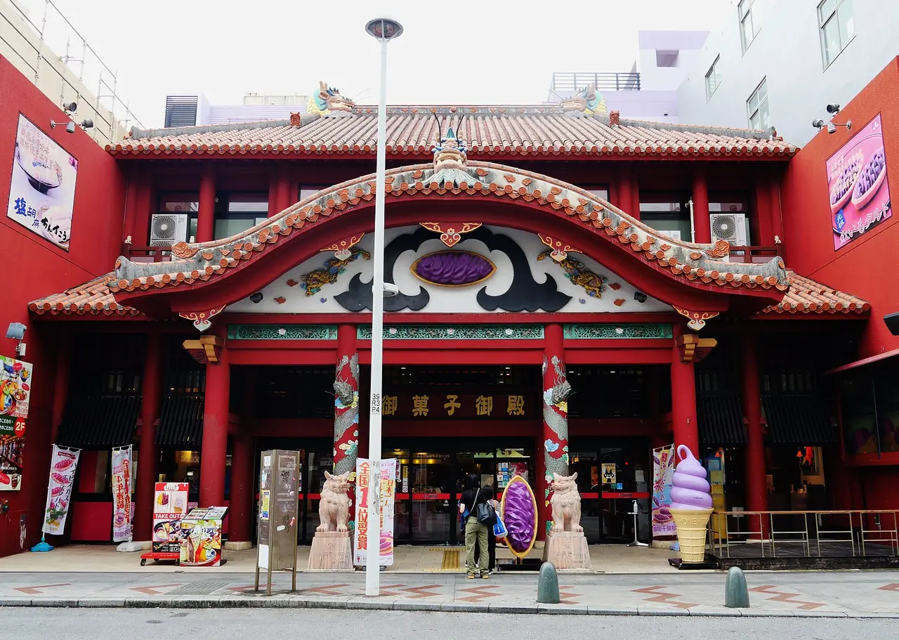 หน้าอาคารร้านค้าสไตล์ริวคิวบนถนนโคคุไซ ถนนช้อปปิ้งหลักของนาฮะ
