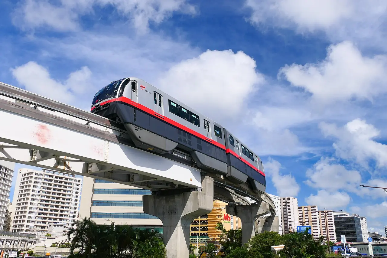 รถไฟโมโนเรลยุยเรลวิ่งบนทางยกระดับในนาฮะ