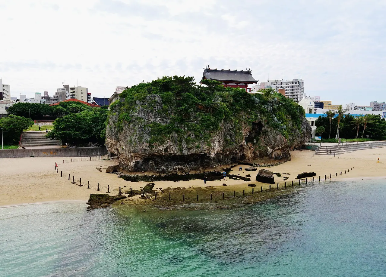 หาดนามิโนอุเอะและศาลเจ้านามิโนอุเอะบนหน้าผา ภาพในตัวเมืองนาฮะ