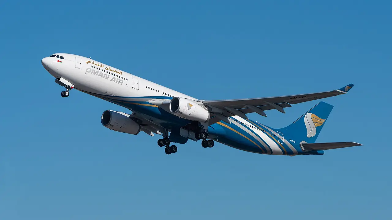 เครื่องบิน Oman Air แบบ Airbus A330 ขณะขึ้นบิน ภาพจาก Wikimedia Commons ผู้ถ่าย Julian Herzog สัญญา CC BY 4.0 ถ่ายปี 2015 ตามชื่อไฟล์ ภาพประกอบทั่วไป ไม่ใช่เที่ยวบินไปกรุงเทพฯ