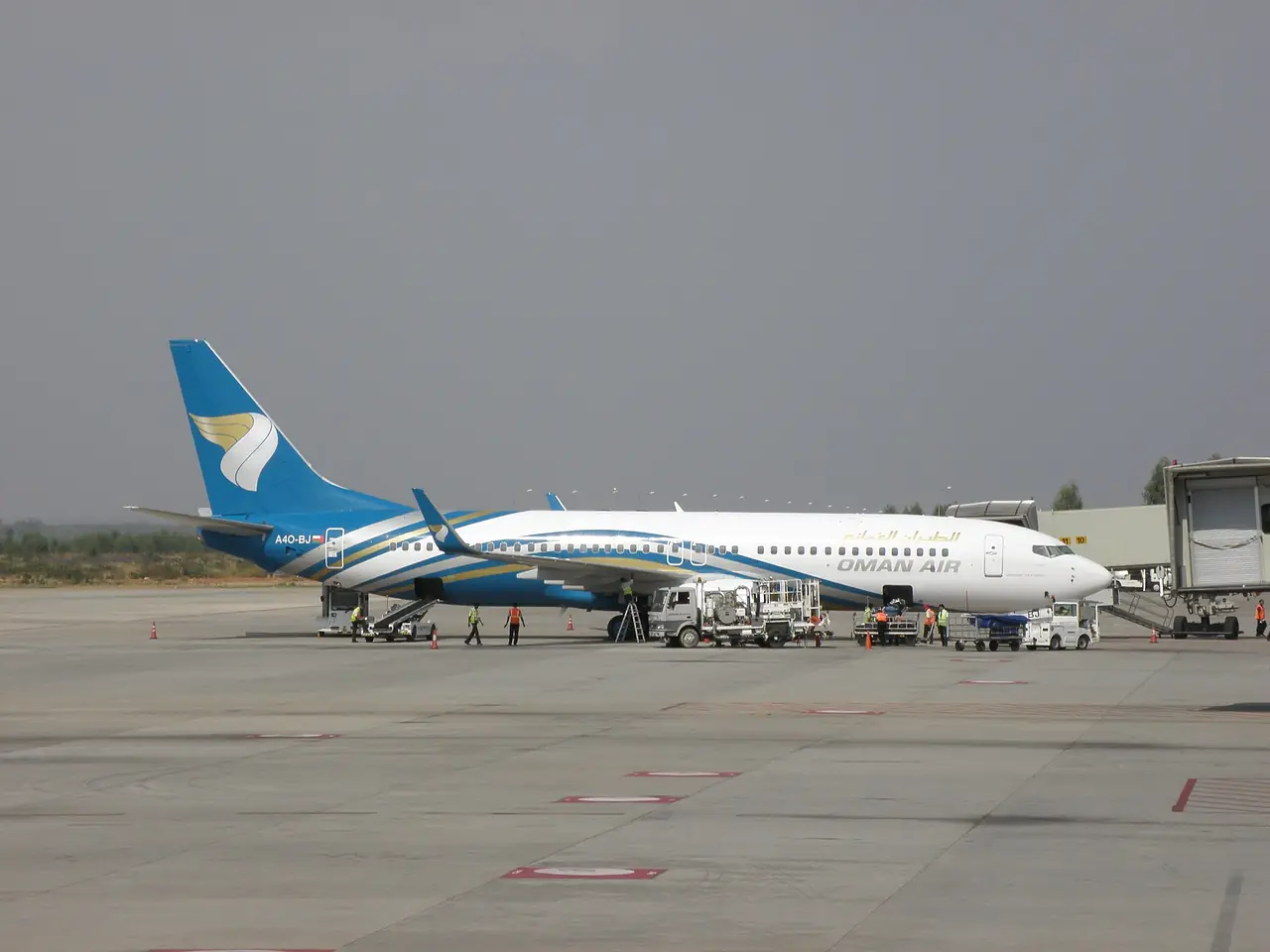 เครื่องบิน Oman Air แบบ Boeing 737 ที่สนามบินเบงกาลูรู ภาพจาก Wikimedia Commons ผู้ถ่าย Prateek Karandikar สัญญา CC BY-SA 4.0 ภาพประกอบทั่วไป ไม่ใช่เที่ยวบินไปกรุงเทพฯ