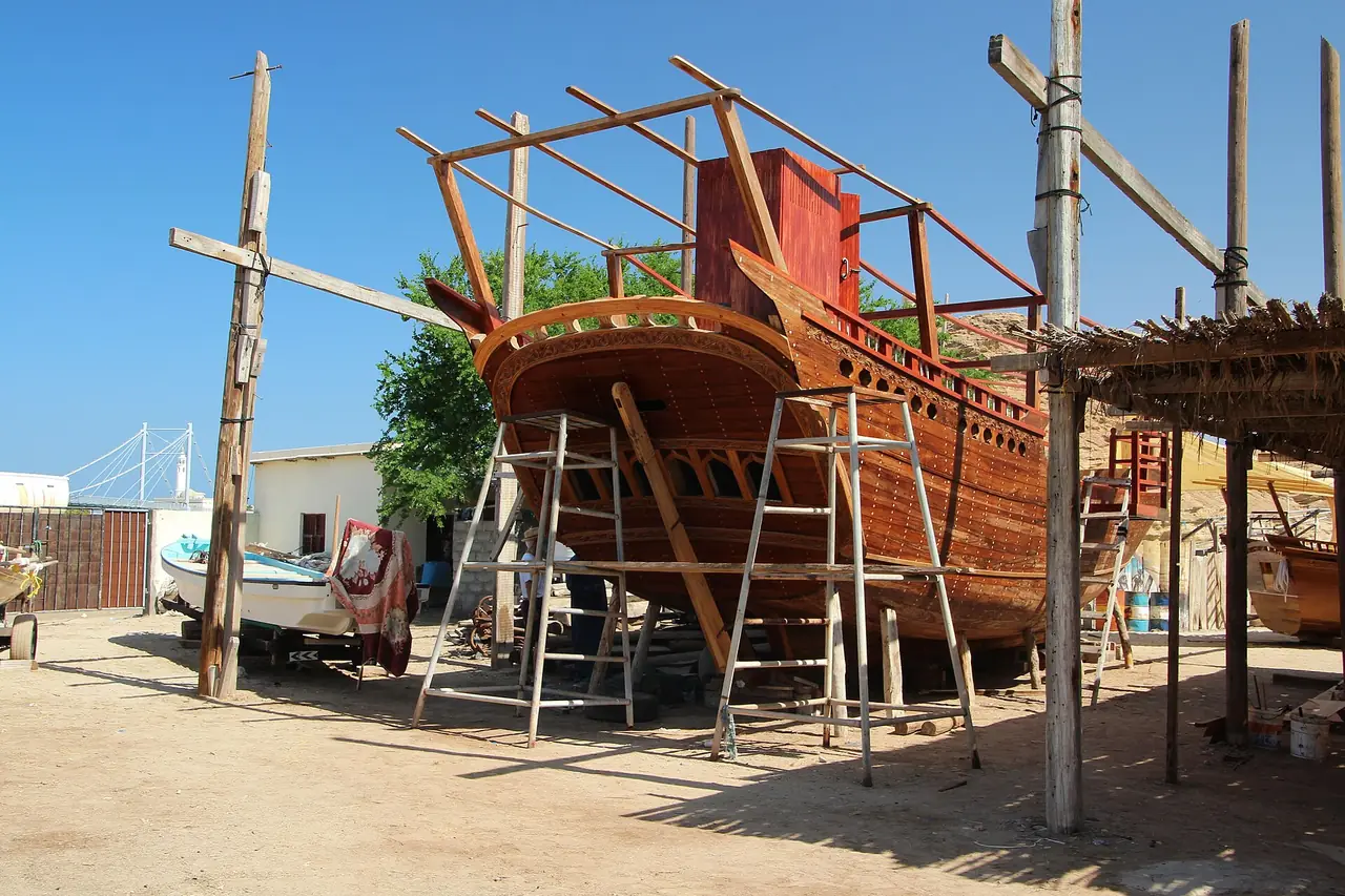 เรือไม้กำลังต่อในอู่ต่อเรือที่ซูร์ ภาพจาก Wikimedia Commons ผู้ถ่าย Dr. Thomas Liptak สัญญา CC BY-SA 4.0