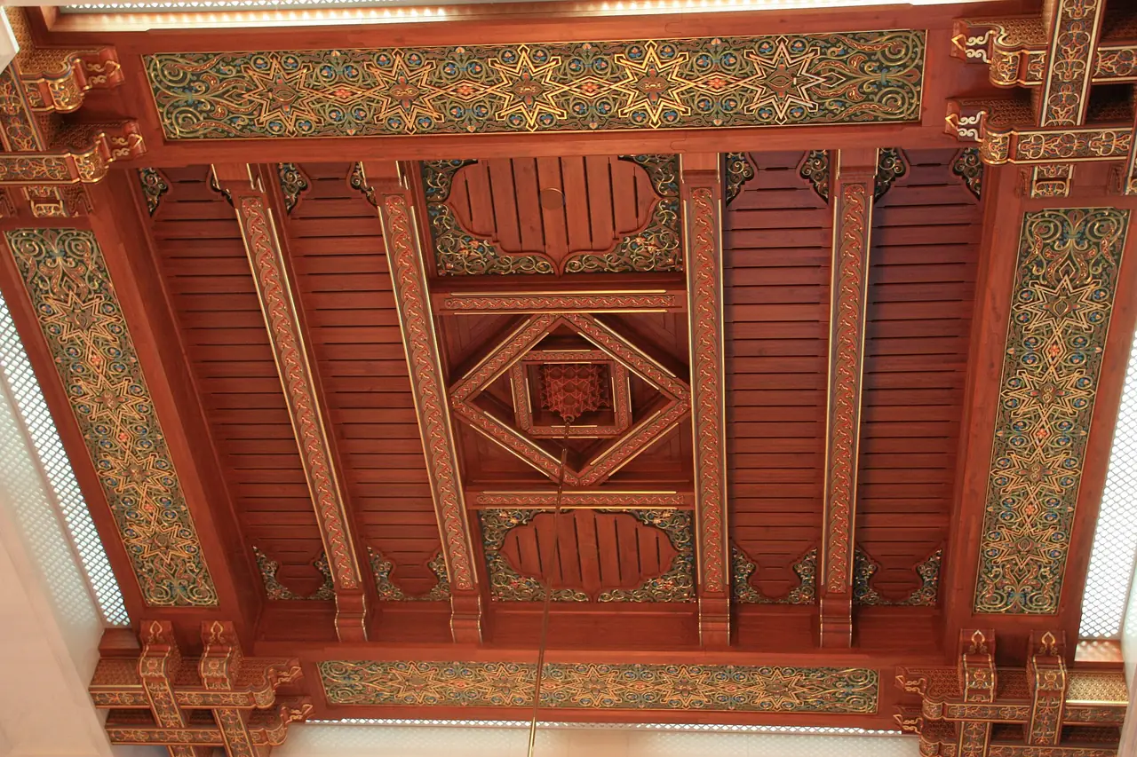 เพดานไม้ทาสีและแกะลายภายในมัสยิดสุลต่านกาบูส ภาพจาก Wikimedia Commons ผู้ถ่าย Rrburke สัญญา CC BY-SA 4.0