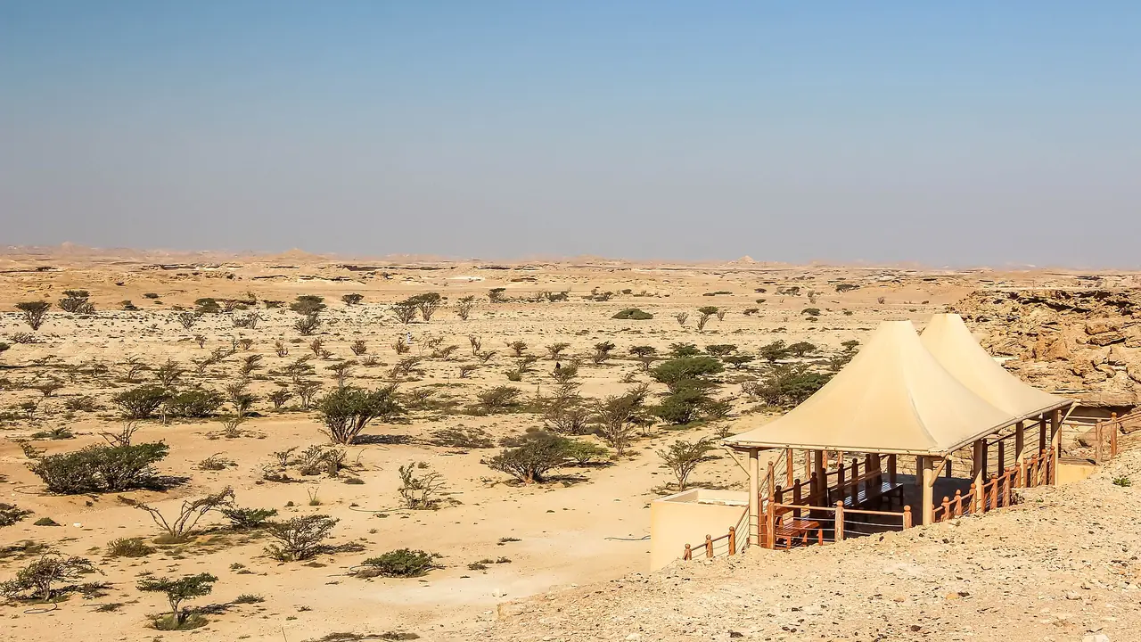 พื้นที่วาดีดอว์กะห์ในแหล่งมรดกโลก Land of Frankincense มีศาลากางเต็นท์ ภาพจาก Wikimedia Commons ผู้ถ่าย Dr. Thomas Liptak สัญญา CC BY-SA 4.0