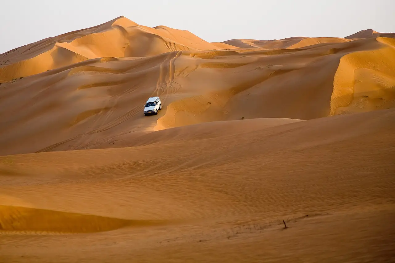 รถ 4WD ขึ้นเนินทรายของวาฮิบา ภาพจาก Wikimedia Commons ผู้ถ่าย Andries Oudshoorn สัญญา CC BY-SA 2.0