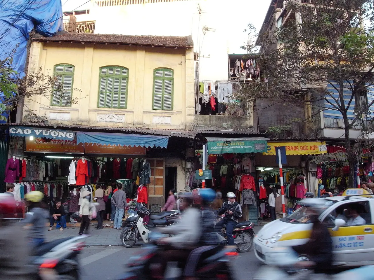 ถนนฮังดาว (Hàng Đào) ร้านค้าและรถมอเตอร์ไซค์สองฝั่ง