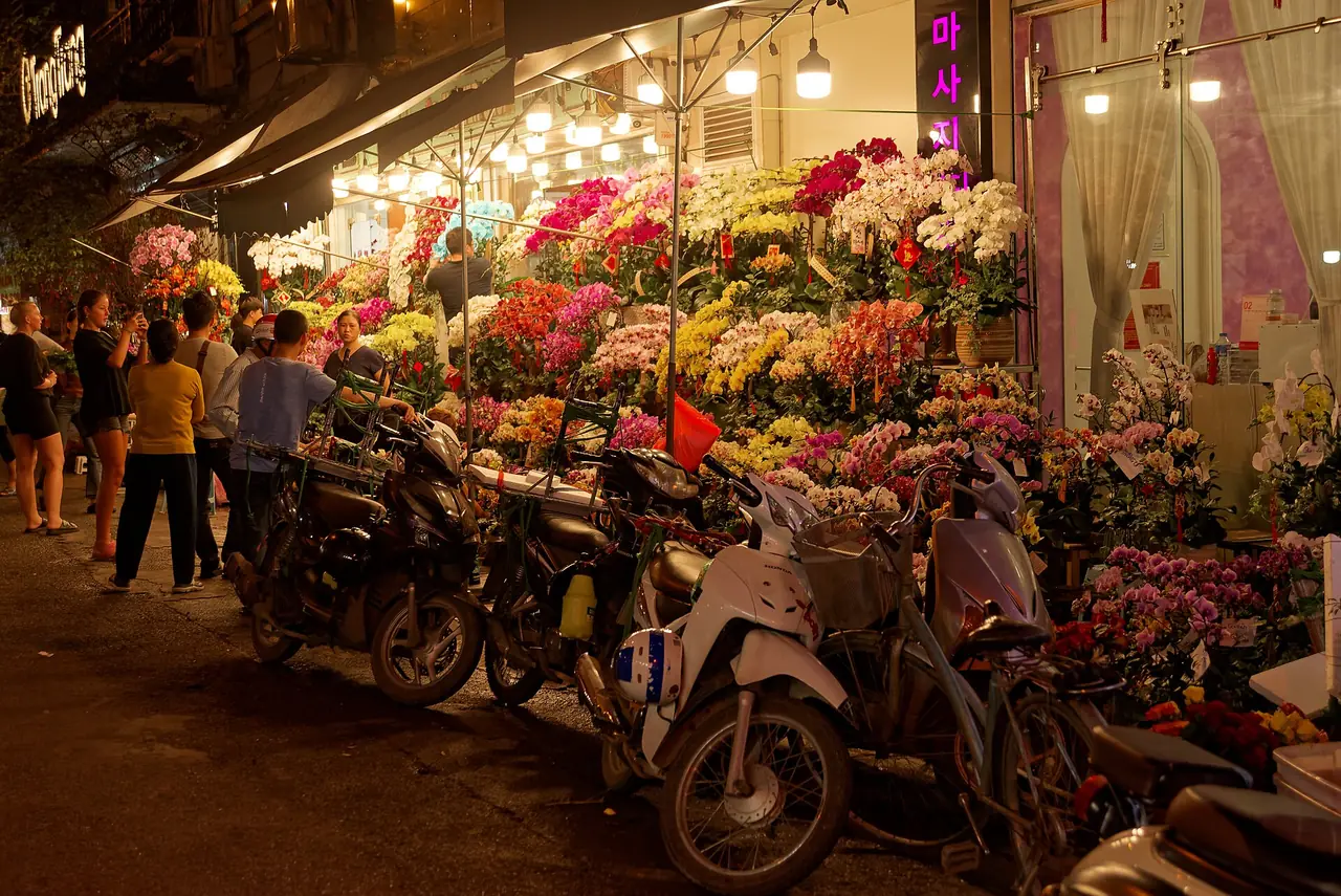 แผงดอกไม้ในตลาดกลางคืนย่านเมืองเก่า