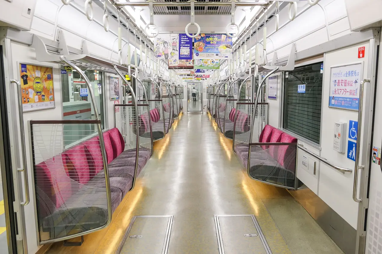 ภายในขบวนรถไฟใต้ดินสายมิโดสุจิรุ่น 30000 ของ Osaka Metro