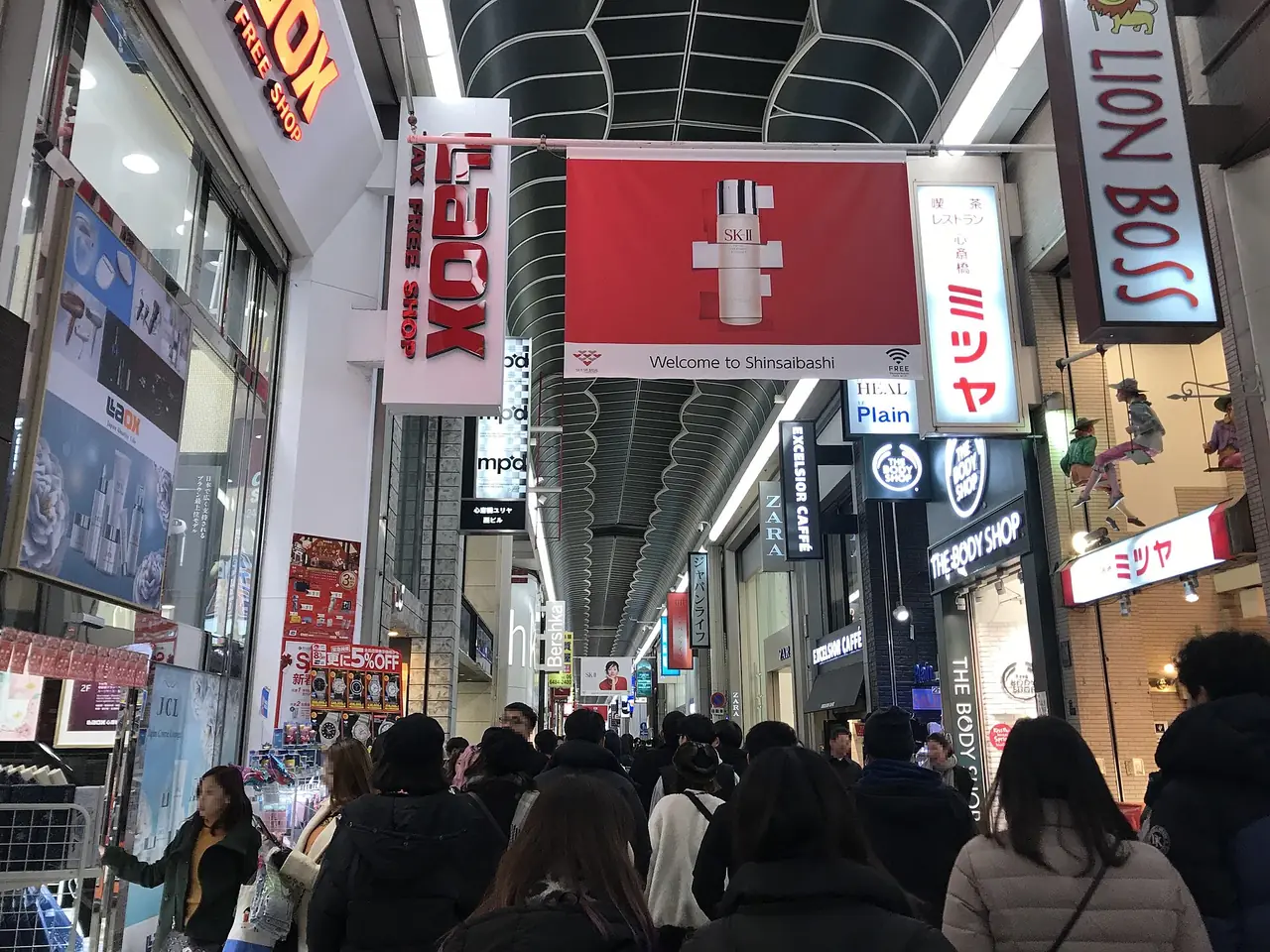 ถนนช้อปปิ้งในร่ม Shinsaibashi-suji ช่วงที่คนเดินหนาแน่น