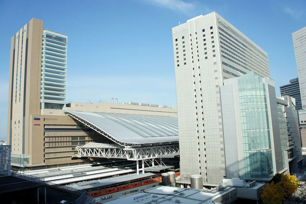 ตึกสถานีโอซาก้า (Osaka Station City) ย่านอุเมดะ มองจากถนนด้านนอก