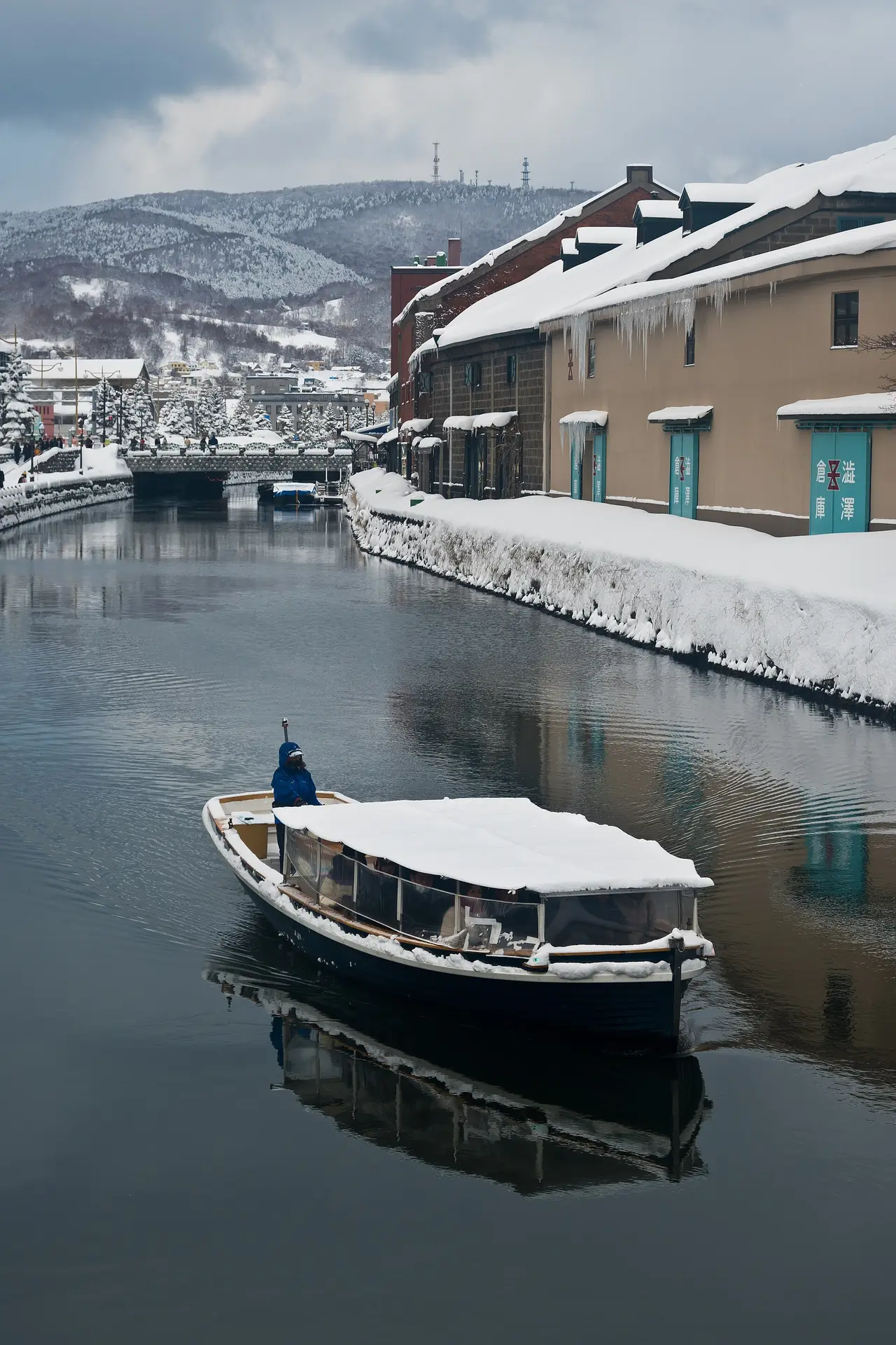 เรือล่องคลองโอตารุในฤดูหนาว (ภาพเรือและหิมะริมคลอง)