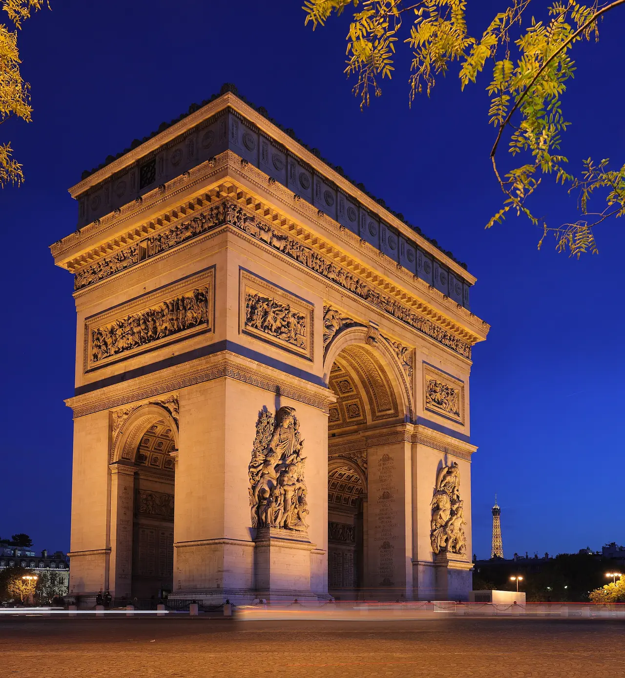 ประตูชัย (Arc de Triomphe) ยามพลบค่ำ ภาพถ่ายจาก Wikimedia Commons