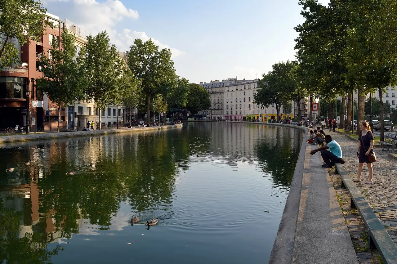 คลองแซ็งมาร์แต็งมองจาก Quai de Valmy ภาพถ่ายจาก Wikimedia Commons
