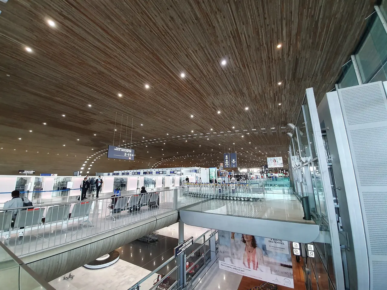 ภายในอาคารผู้โดยสาร 2E สนามบิน Charles de Gaulle ภาพถ่ายจาก Wikimedia Commons