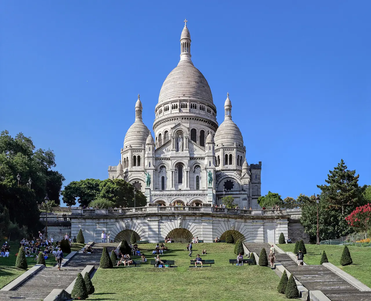 วิหาร Sacré-Cœur บนเนินมงต์มาร์ต ภาพถ่ายจาก Wikimedia Commons
