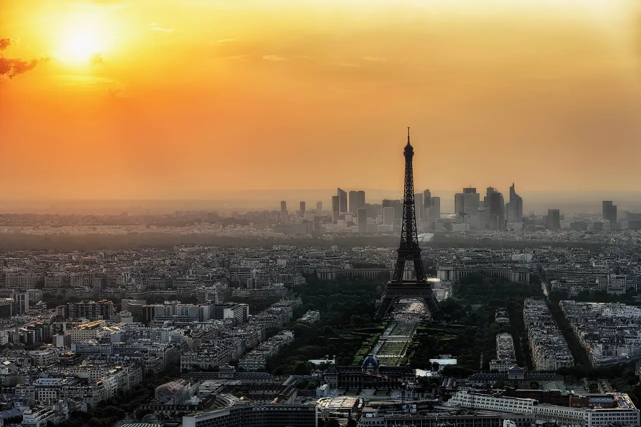 ปารีสมองจากจุดชมวิวบนตึก Montparnasse เห็นหอไอเฟลตอนพระอาทิตย์ตก ภาพถ่ายจาก Wikimedia Commons