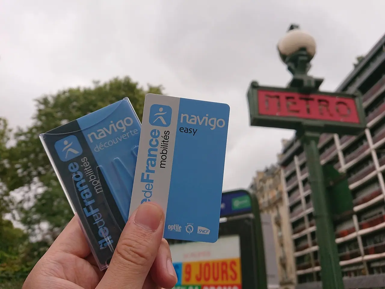 บัตร Navigo และ Navigo Easy กับป้ายเมโทรปารีส ภาพถ่ายจาก Wikimedia Commons