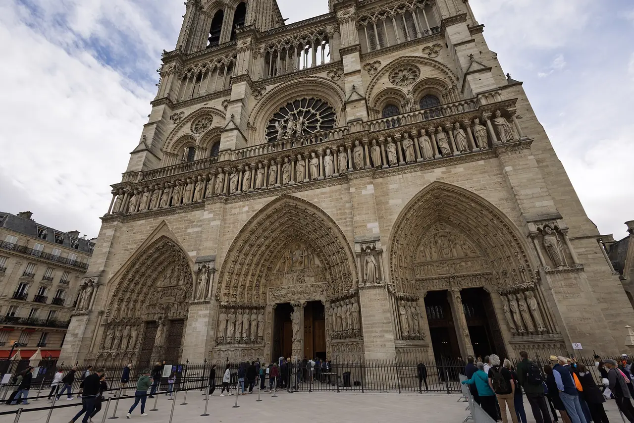 หน้าบันตะวันตกของมหาวิหารนอเทรอดามเดอปารีส ภาพถ่ายจาก Wikimedia Commons