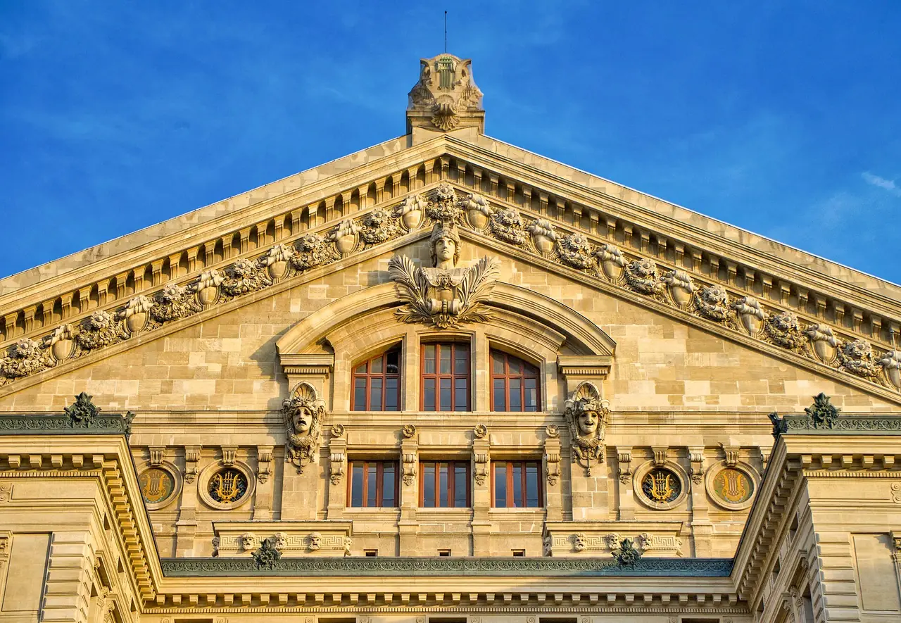 หน้าบันด้านเหนือของโรงอุปรากร Opéra Garnier ในเขต 9 ภาพถ่ายจาก Wikimedia Commons