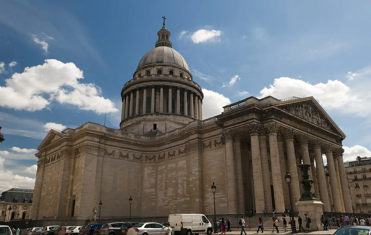 วิหารปองเตอง (Panthéon) ในย่านลาแต็ง ภาพถ่ายจาก Wikimedia Commons ไม่ใช่ภาพจากโรงแรม