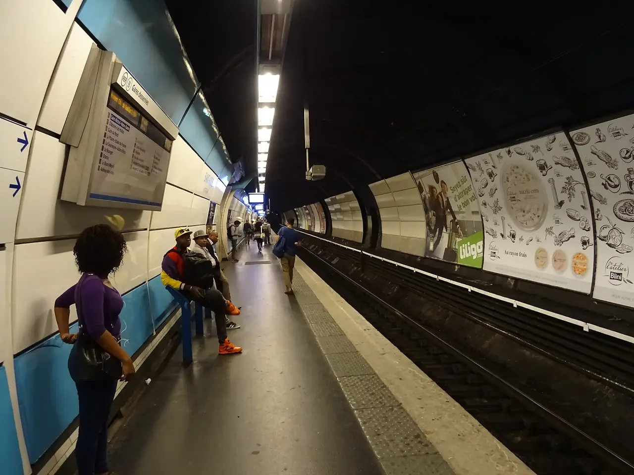 ชานชาลา RER B ทิศไป Châtelet ภาพถ่ายจาก Wikimedia Commons