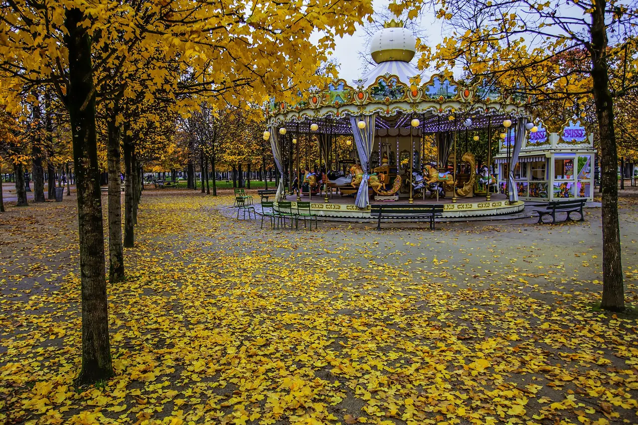 สวนตุยเลอรีกลางฤดูใบไม้ร่วง ภาพถ่ายจาก Wikimedia Commons