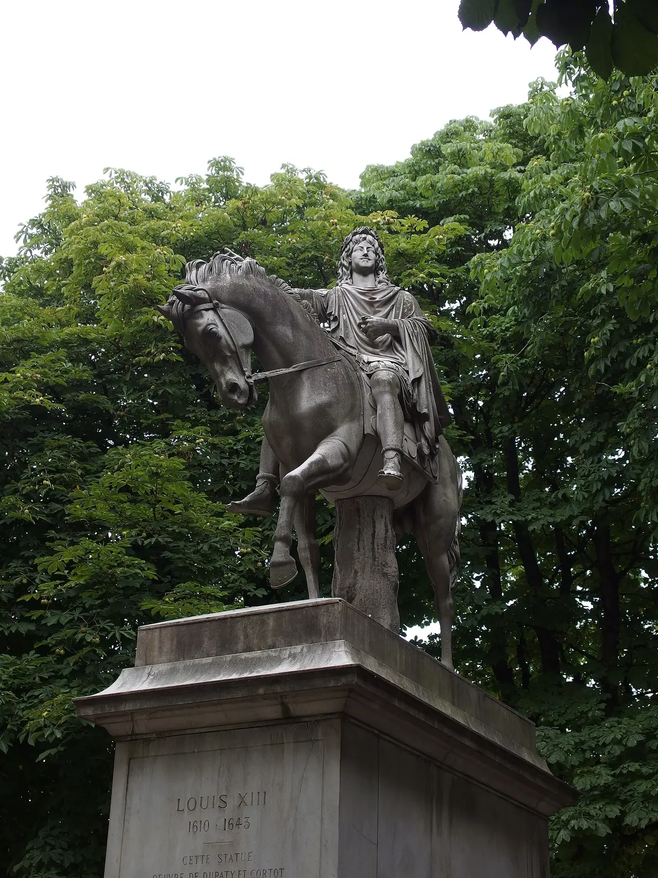รูปปั้นพระเจ้าหลุยส์ที่ 13 ในจัตุรัส Place des Vosges ย่านเลอมาแรส์ ภาพถ่ายจาก Wikimedia Commons
