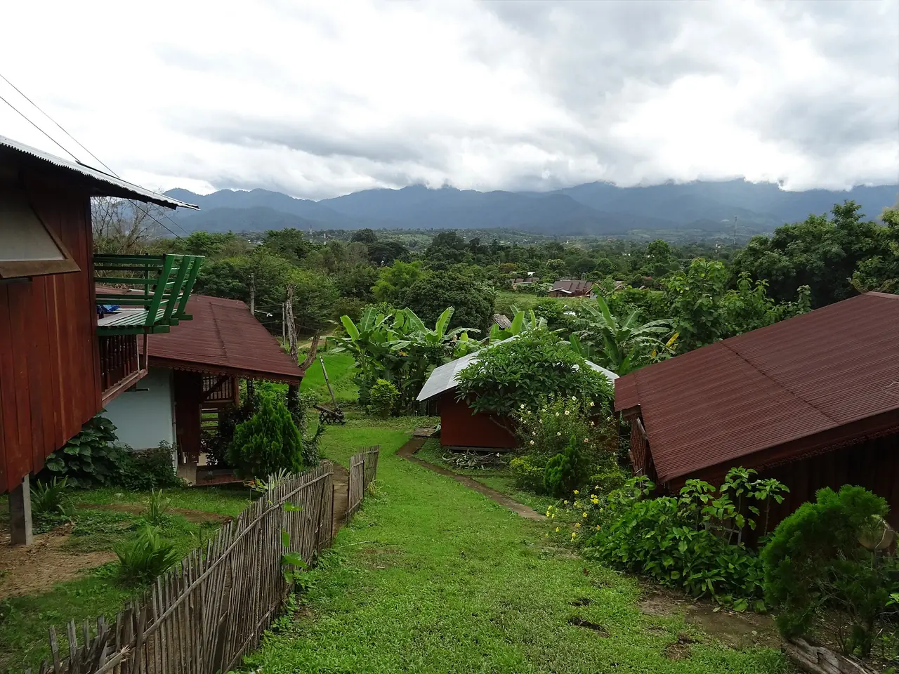 มุมมองหุบเขาปายจากทางทิศตะวันออก มีบังกะโลหลังคาสีแดงด้านหน้า ภาพจาก Wikimedia Commons ผู้ถ่าย Christophe95 ไม่ระบุจุดถ่ายที่แน่ชัด