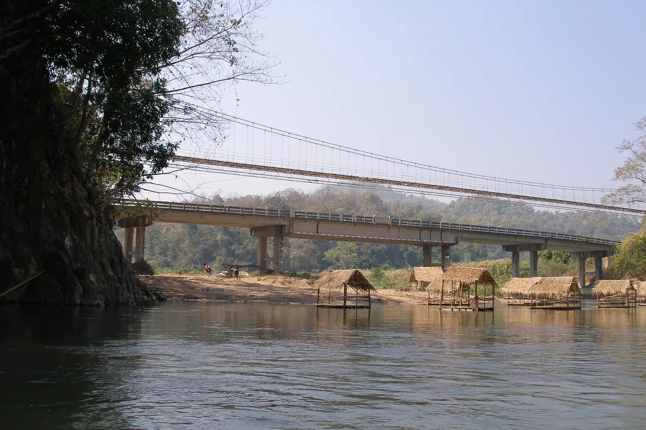 สะพานข้ามแม่น้ำปายใกล้เมืองแม่ฮ่องสอน มีแพไม้ไผ่ริมตลิ่ง ภาพจาก Wikimedia Commons ผู้ถ่าย Vyacheslav Argenberg เป็นภาพประกอบแม่น้ำปาย ไม่ใช่สะพานในตัวอำเภอปาย
