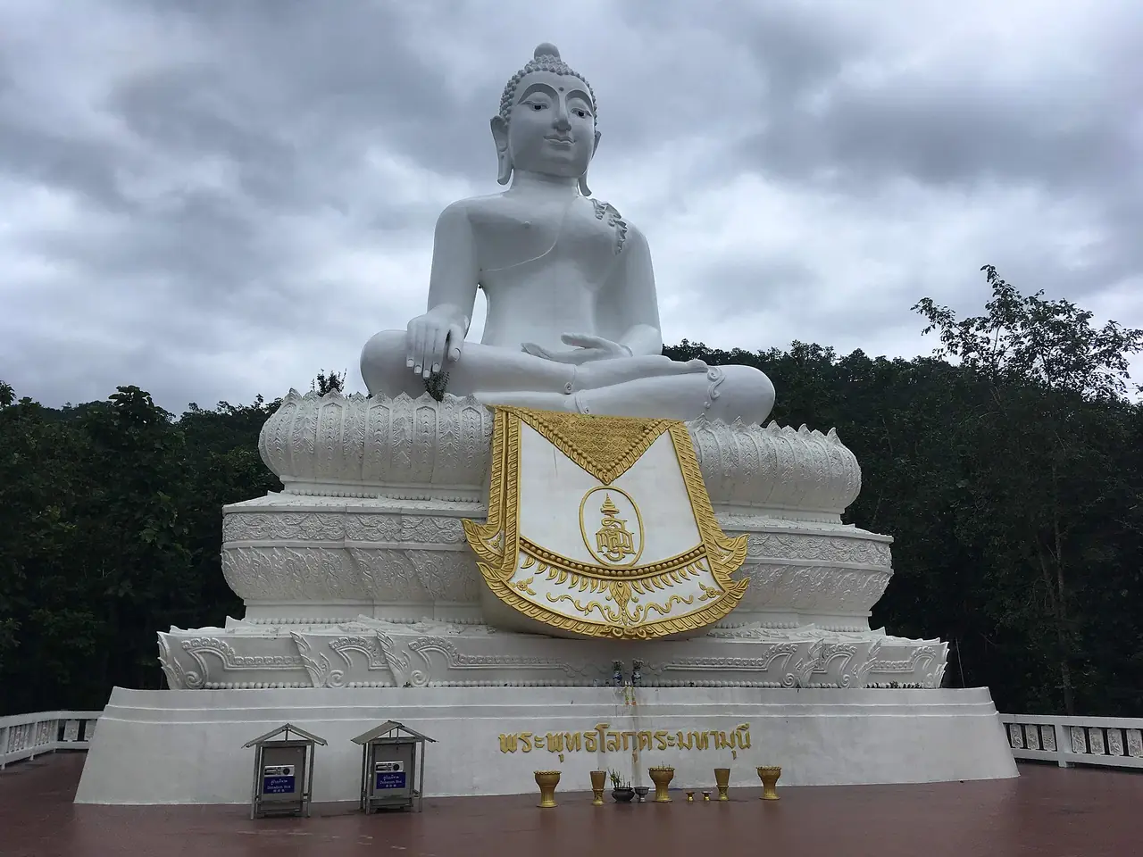 พระพุทธรูปสีขาวองค์ใหญ่ที่วัดพระธาตุแม่เย็น อำเภอปาย ภาพจาก Wikimedia Commons ผู้ถ่าย Christophe95