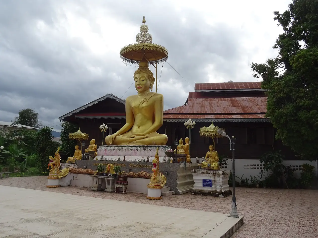 พระพุทธรูปทองและศาลาที่วัดหลวง ปาย ภาพจาก Wikimedia Commons ผู้ถ่าย Christophe95 วัดที่เทศบาลตำบลปายแนะนำให้จอดรถก่อนเดินไปถนนคนเดิน
