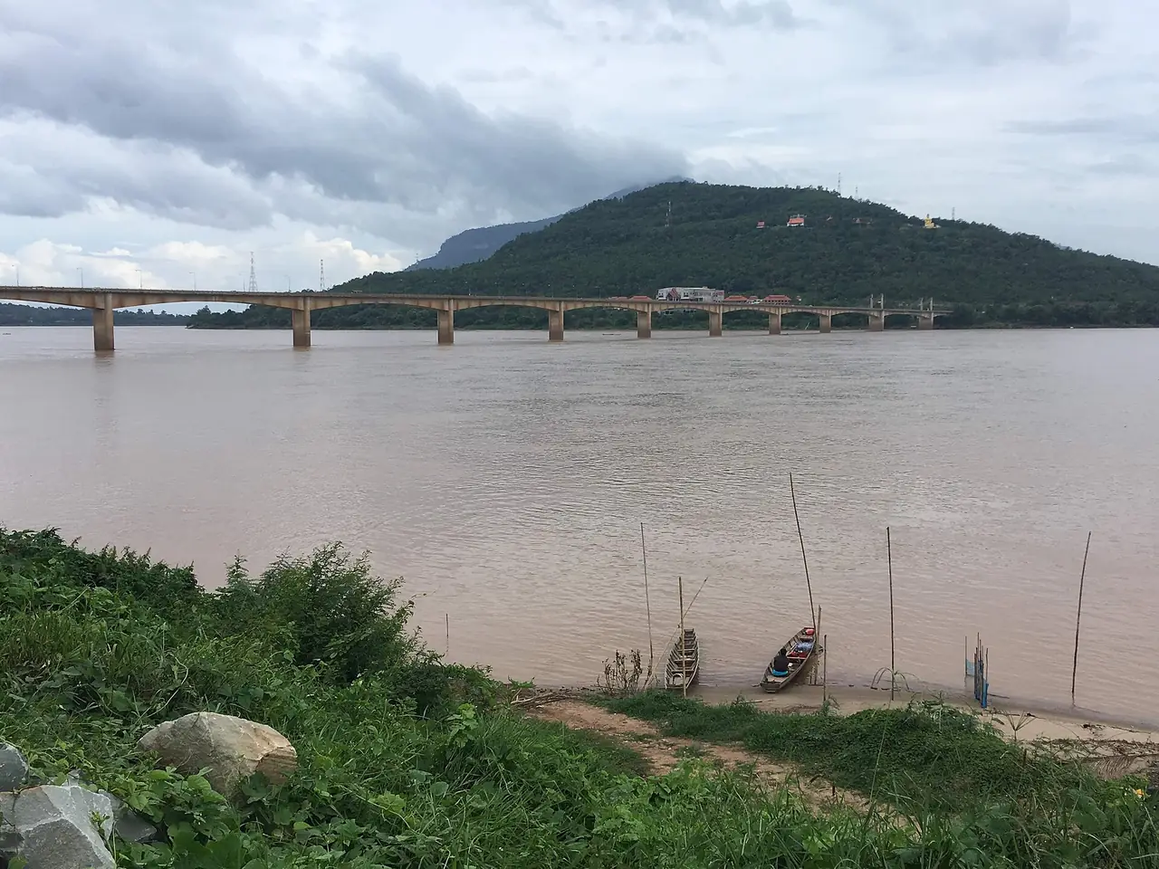 สะพานข้ามแม่น้ำโขงที่ปากเซ มองจากตัวเมือง (ภาพบรรยากาศ)
