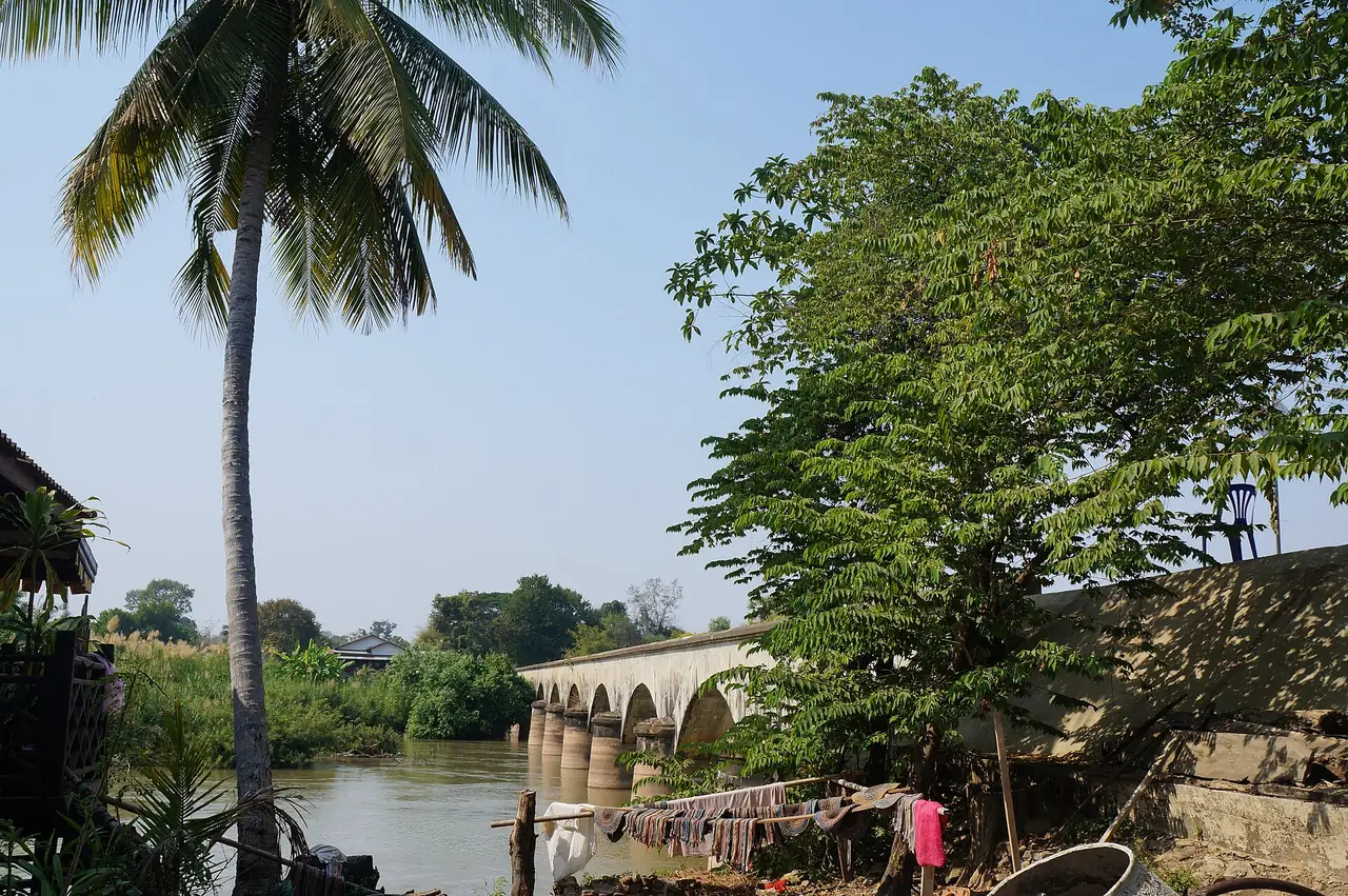 ซากทางรถไฟสมัยฝรั่งเศสที่เกาะดอนคอน (ภาพบรรยากาศ)