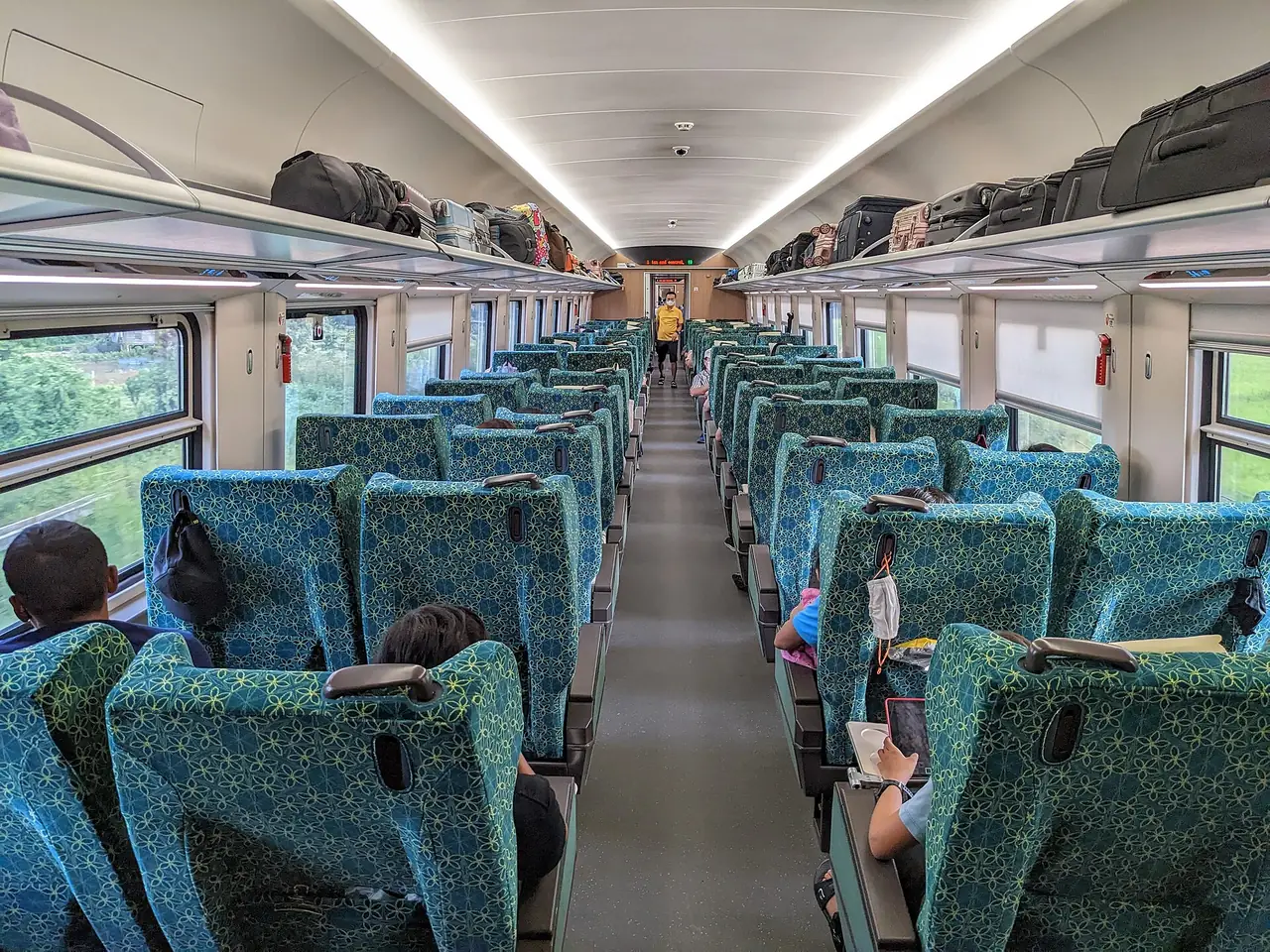 ที่นั่งชั้น 1 บนขบวนรถไฟลาว-จีน (ภาพบรรยากาศ ขบวน C84 เวียงจันทน์-หลวงพระบาง)