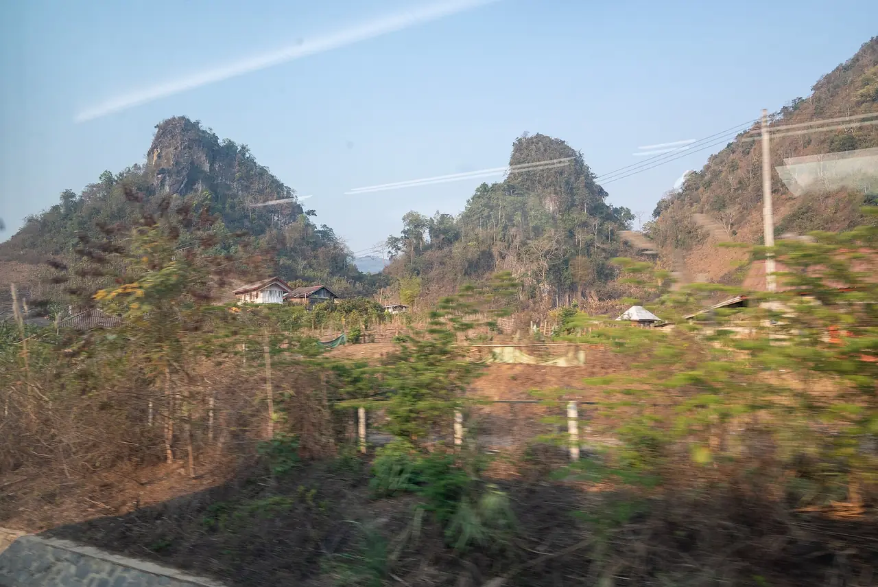 มองออกนอกหน้าต่างรถไฟลาว-จีน (ภาพบรรยากาศระหว่างทาง)