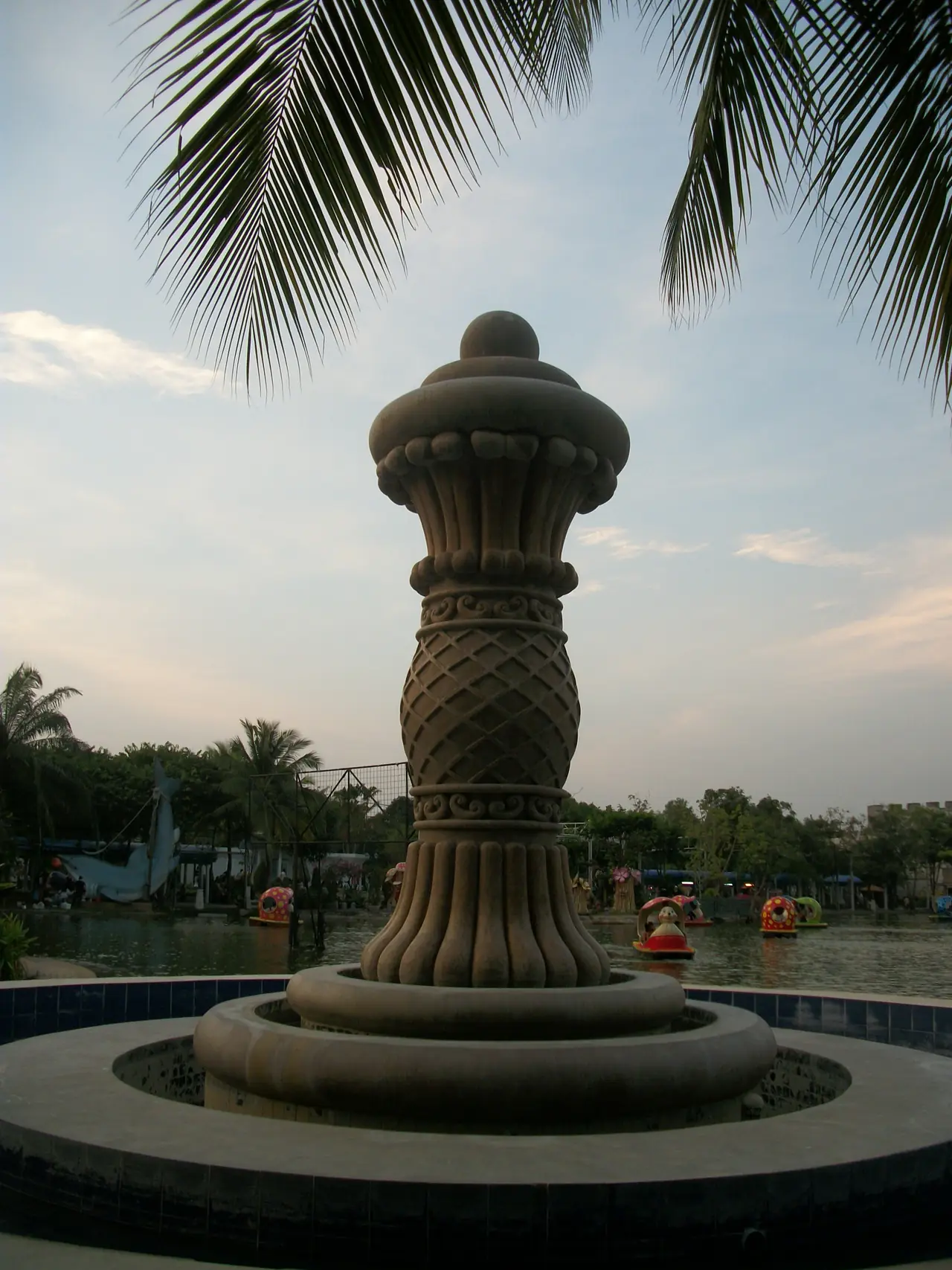 ภาพถ่ายในสวนดรีมเวิลด์ ภาพของ Thaweesak Churasri จาก Wikimedia Commons ใบอนุญาต CC BY 3.0 ชื่อไฟล์ระบุว่า Bangkok Dream World เป็นภาพบรรยากาศ ไม่ระบุจุดที่ถ่าย