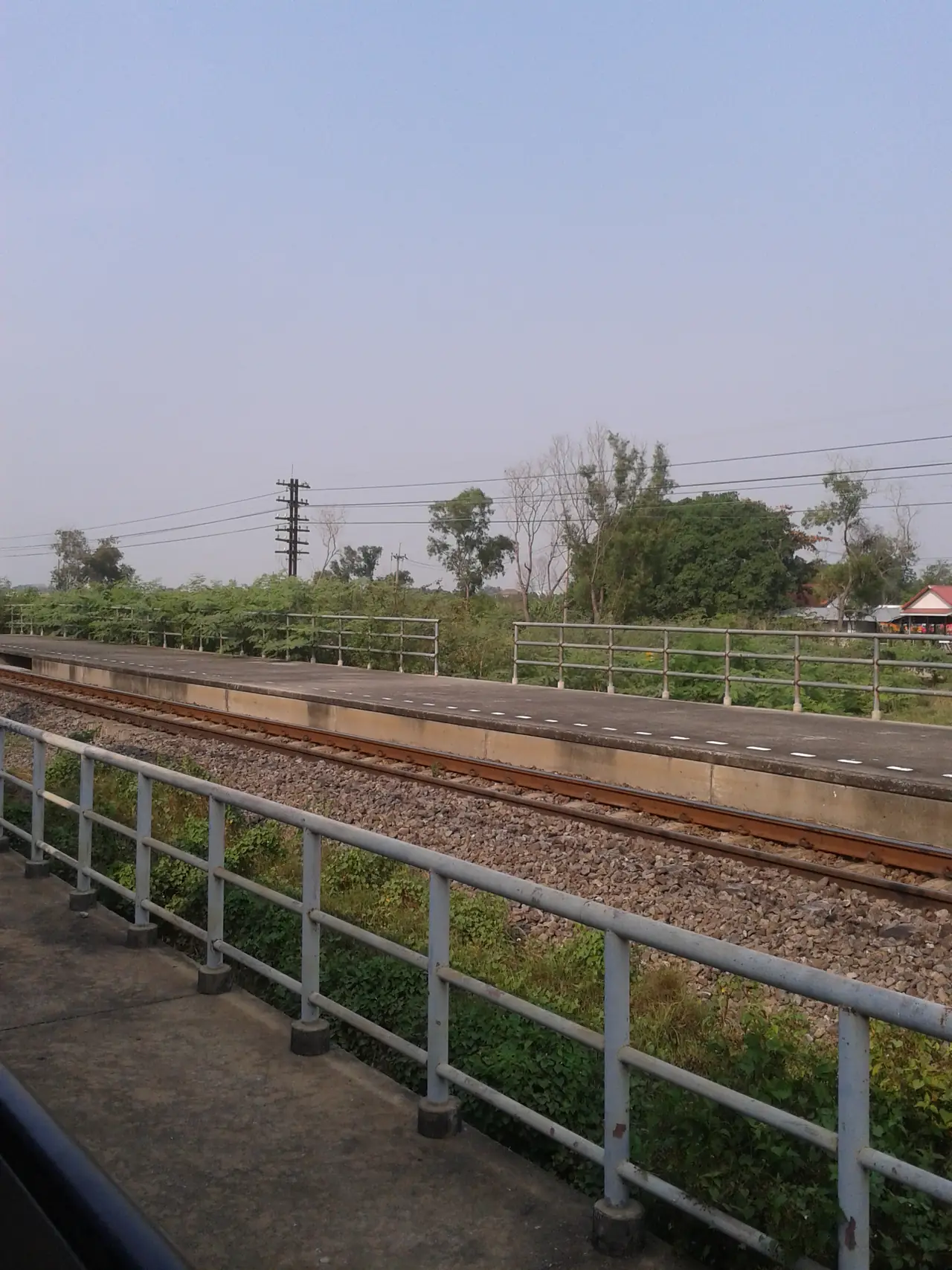 ที่หยุดรถไฟมหาวิทยาลัยธรรมศาสตร์บนเส้นทางกรุงเทพฯ-อยุธยา ภาพของ Jr8825 จาก Wikimedia Commons ใบอนุญาต CC BY-SA 3.0 คำบรรยายบน Commons ว่าเป็นสถานีรถไฟมหาวิทยาลัยธรรมศาสตร์