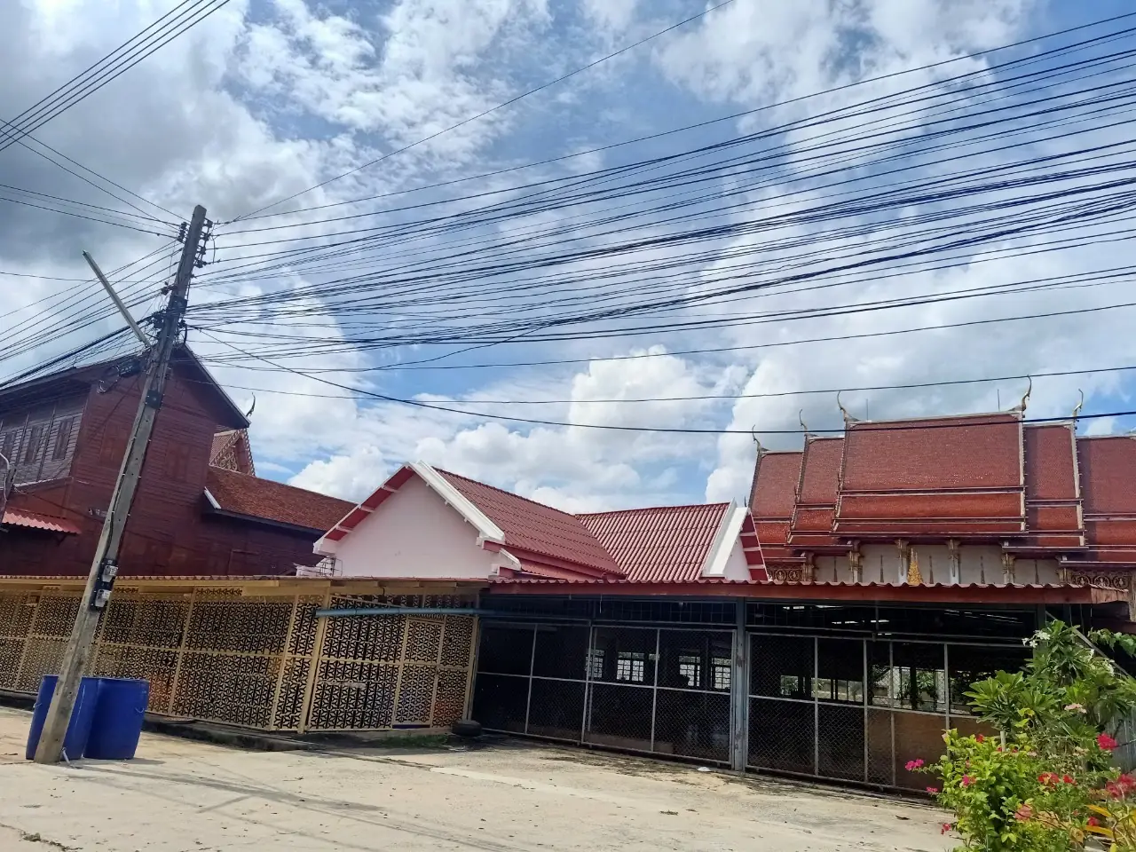 ศาลาการเปรียญของวัดสำแล ภาพของ รังสรรค์ นิพฺภโย จาก Wikimedia Commons ใบอนุญาต CC BY-SA 4.0 ไม่ระบุปีที่ถ่าย