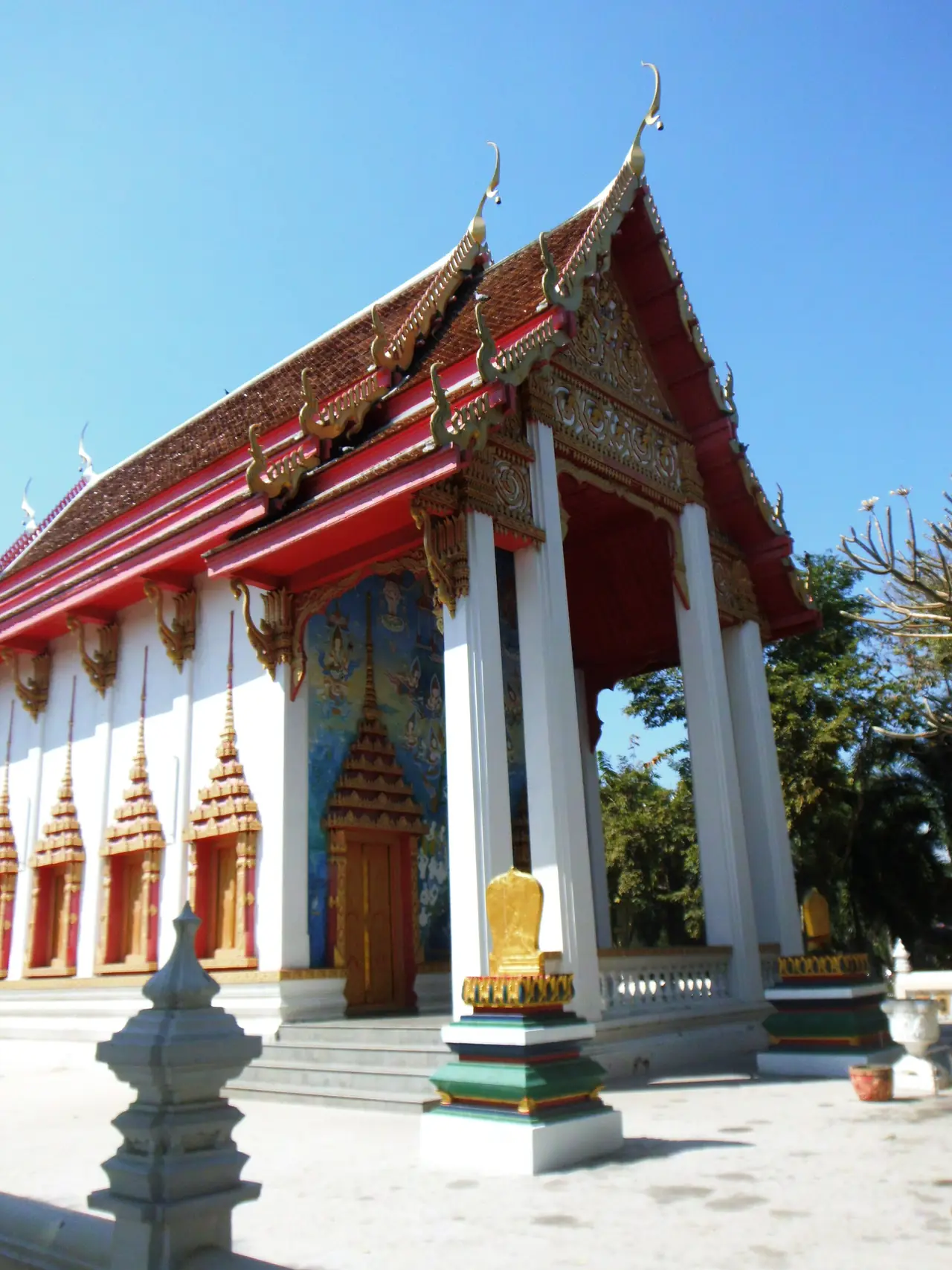 รูปสมเด็จโตที่วัดโบสถ์ สามโคก ภาพของ กสิณธร ราชโอรส จาก Wikimedia Commons ใบอนุญาต CC BY-SA 4.0 ไม่ระบุปีที่ถ่าย