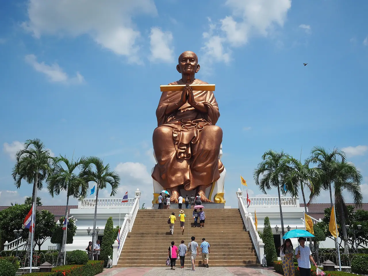 หลวงพ่อโตองค์ใหญ่ที่วัดโบสถ์ สามโคก ปทุมธานี ภาพของ Sweet04 จาก Wikimedia Commons ใบอนุญาต CC BY-SA 4.0 ชื่อไฟล์ระบุว่าเป็นหลวงพ่อโตองค์ใหญ่ ปทุมธานี