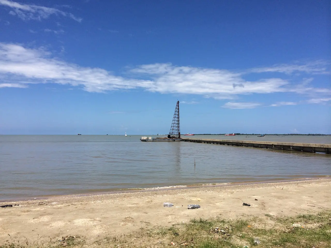 ปากน้ำปัตตานี หาดทรายและท่าเทียบเรือบริเวณปากแม่น้ำ ภาพของ กิตติ เลขะกุล ใบอนุญาต CC BY 3.0 Wikimedia Commons ไม่ระบุปีที่ถ่าย