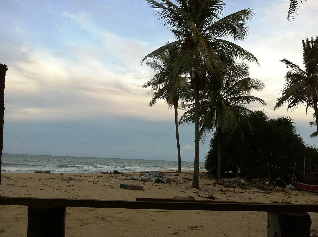 ชายหาด ต้นมะพร้าว และคลื่น ตำบลแหลมโพธิ์ อำเภอยะหริ่ง จังหวัดปัตตานี ภาพของ Mozhar ใบอนุญาต CC BY-SA 3.0 Wikimedia Commons เป็นภาพบรรยากาศชายฝั่ง ไม่ระบุปีที่ถ่ายและไม่ใช่หาดท่องเที่ยวที่ประชาสัมพันธ์จังหวัดลงชื่อไว้