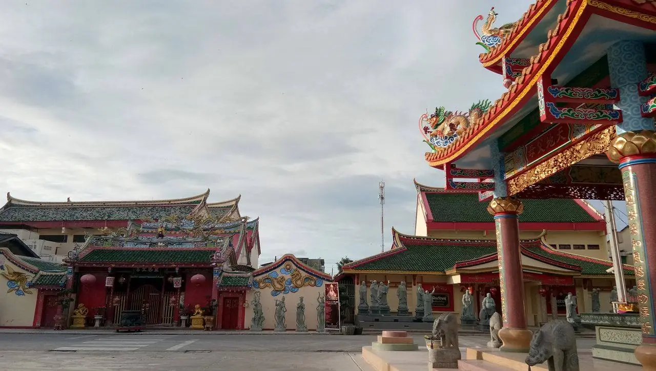 ด้านหน้าศาลเจ้าเล่งจูเกียง ตัวเมืองปัตตานี ภาพของ Piyawat Chongkaichak ใบอนุญาต CC BY-SA 4.0 Wikimedia Commons ไม่ระบุปีที่ถ่าย