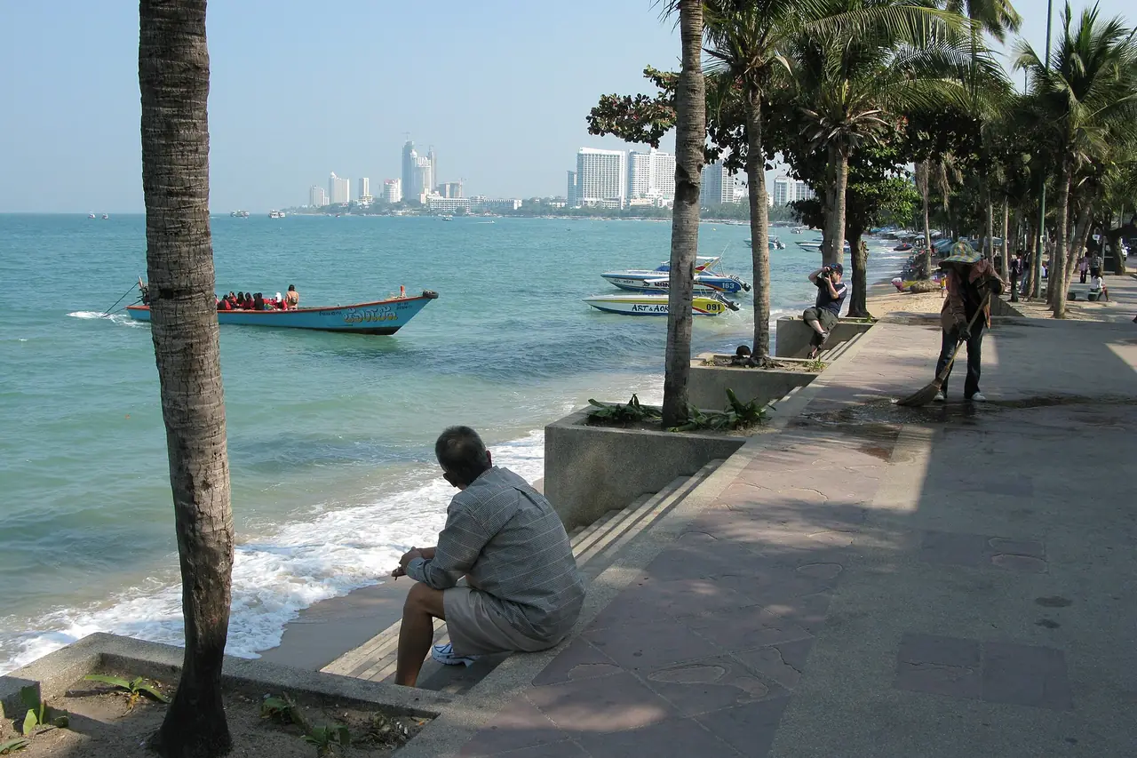 ทางเดินริมหาดพัทยา มองไปทางอาคารสูงทางเหนือของอ่าวพัทยา